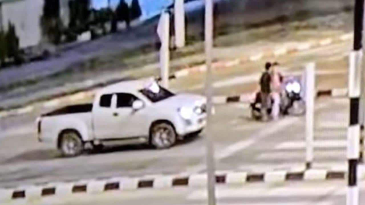 Тайский мужчина ударен незнакомцем на дороге в Чиангмае